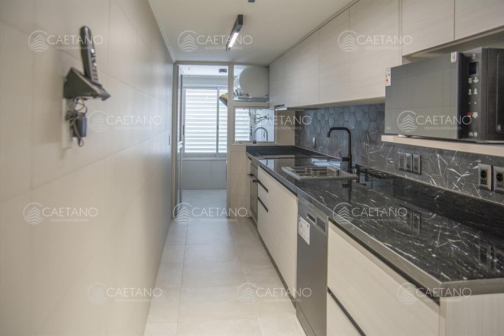 Vende apartamento de 2 dormitorios y medio playa