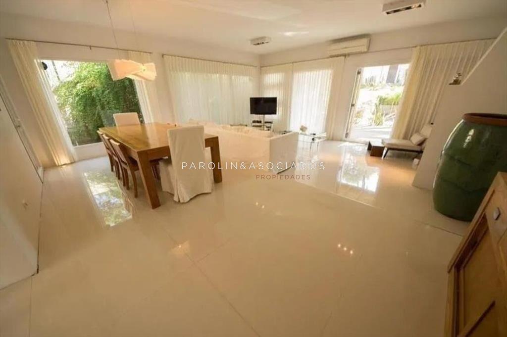 VENTA DE CASA DE 4 DORMITORIS EN MONTOYA PUNTA