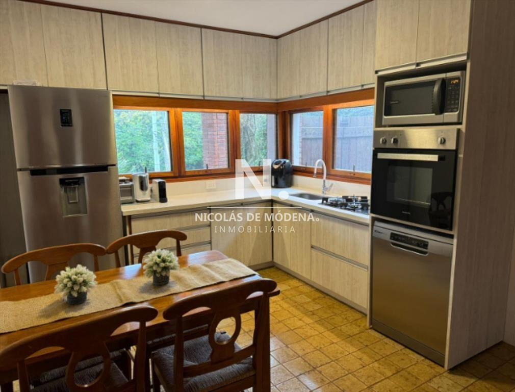 Alquila casa de 3 dormitorios en Brava Punta del Este.