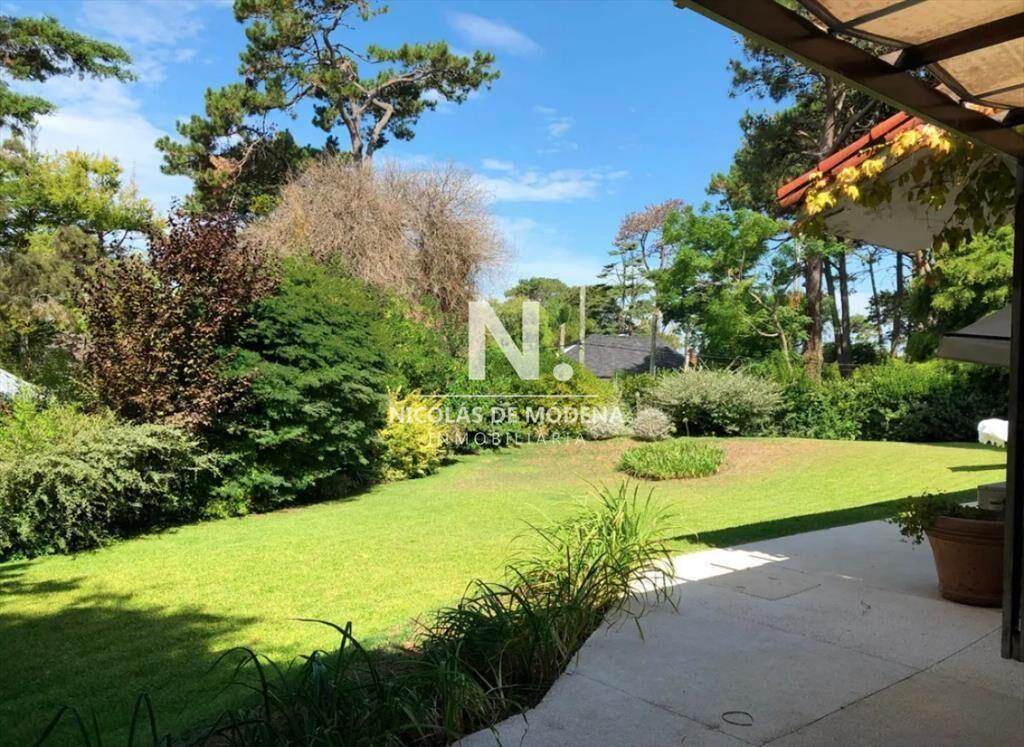 Chalet de 3 suites + dependencia en venta, Zona