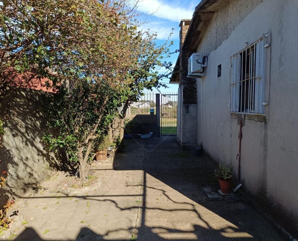 VENTA, casa de dos dormitorios, en Lezica.