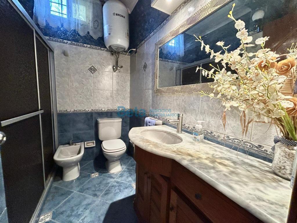 VENTA DE CASA 3 DORM, GARAJE, Y MONOAMBIENTE AL