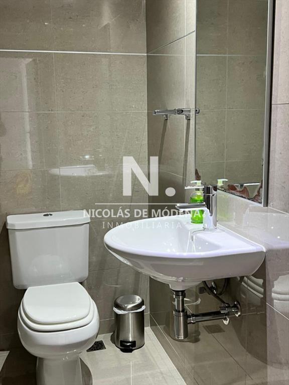 Vende apartamento de 2 Dormitorios en suite, en