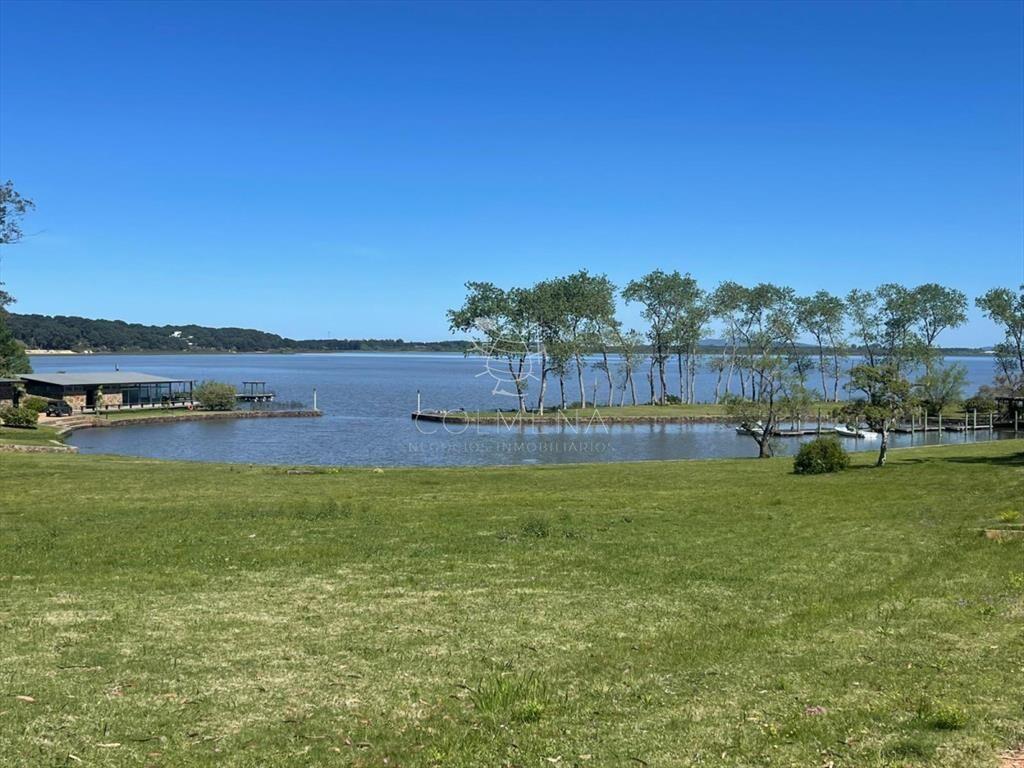 Selecto barrio privado sobre laguna del Sauce