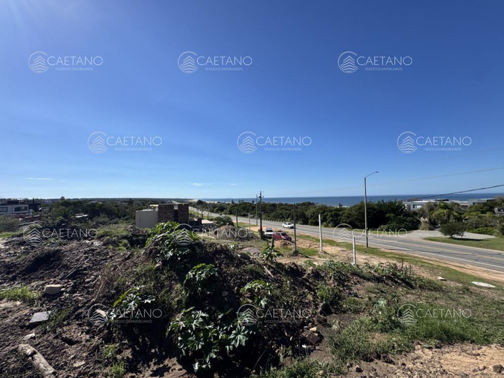 Terreno en altura con vista al mar en el Chorro