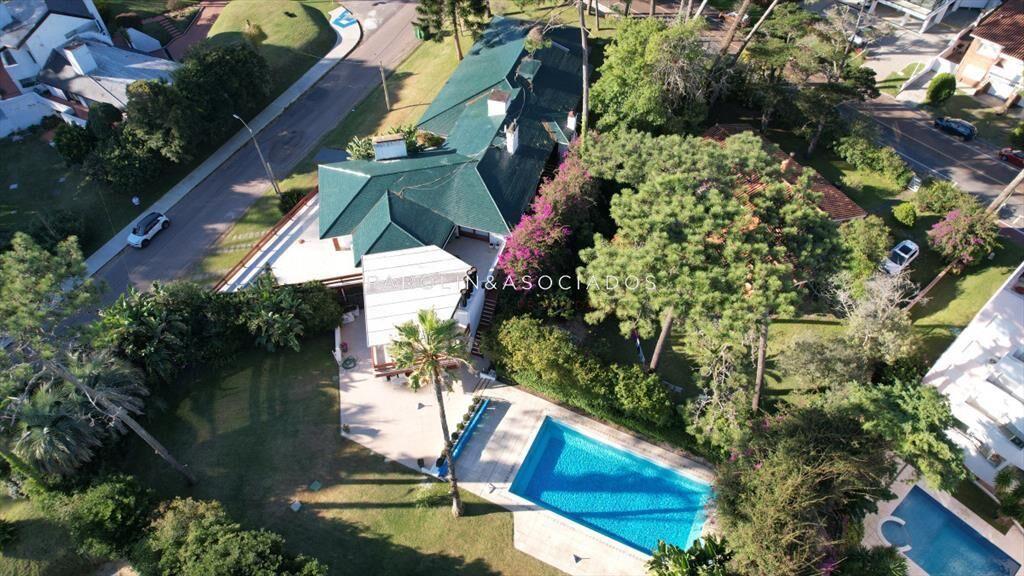 Casa en Venta de 5 Dormitorios en Playa Mansa,