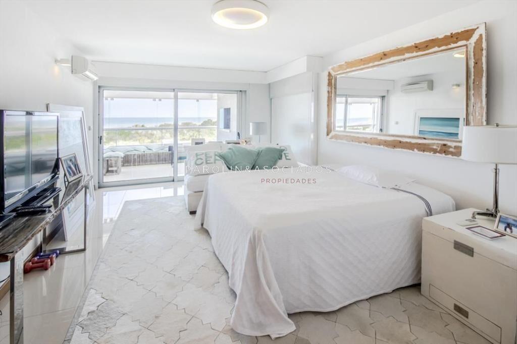 Excelente apartamento en venta en edificio Punta