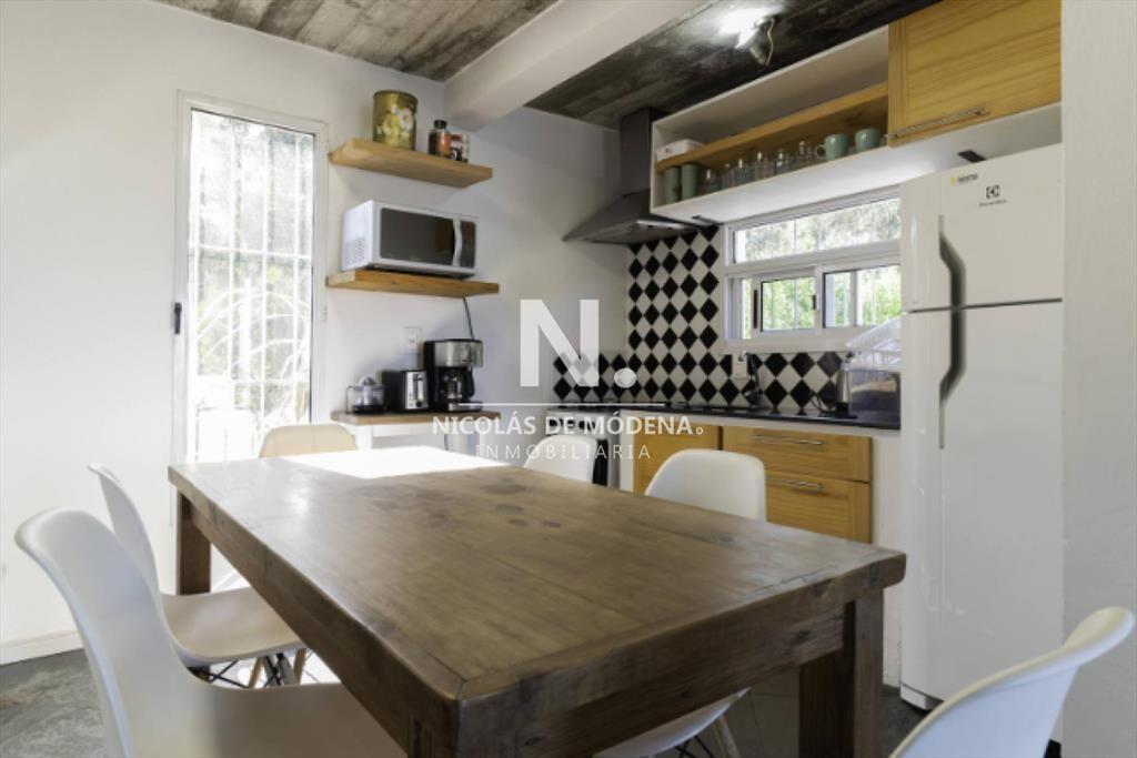 Vende casa de 3 dormitorios en Santa Monica.