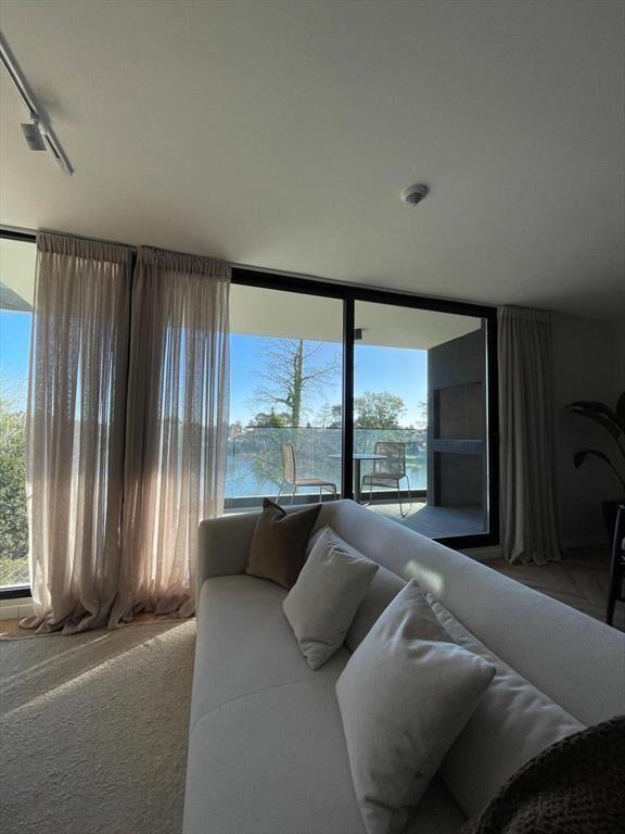 Apartamento en venta, 3 dormitorios, vista al lago y parril