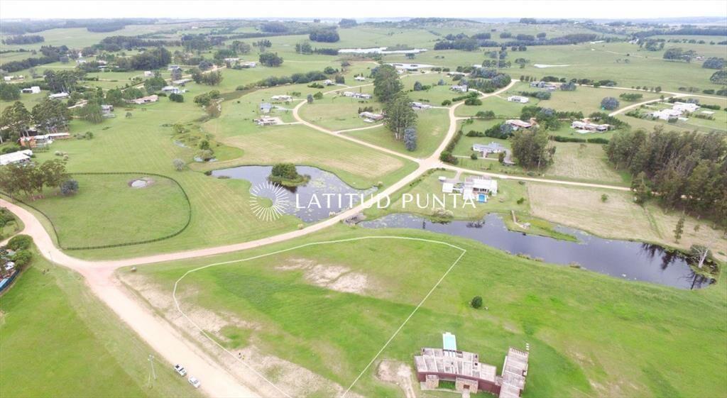 Terreno en El Quijote lote al agua con hermosa