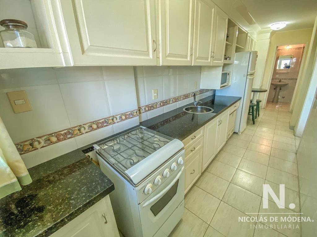Se vende apartamento en Primera linea playa mansa 2 dormito