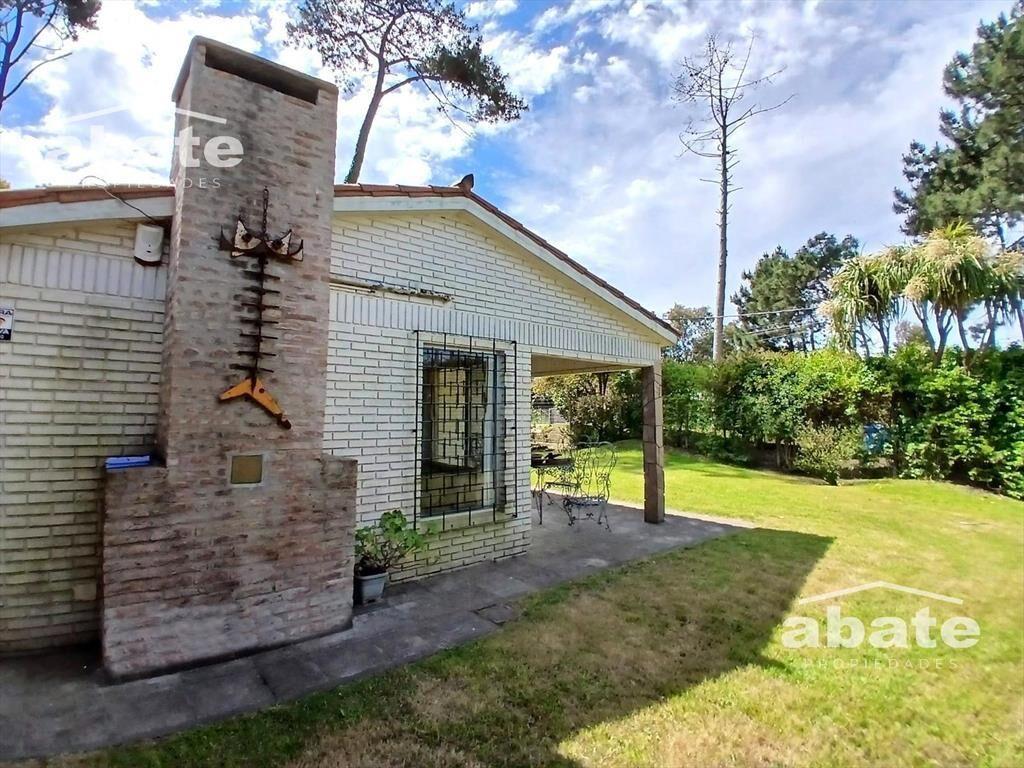 Venta de casa en Atlántida con 4 dormitorios y piscina