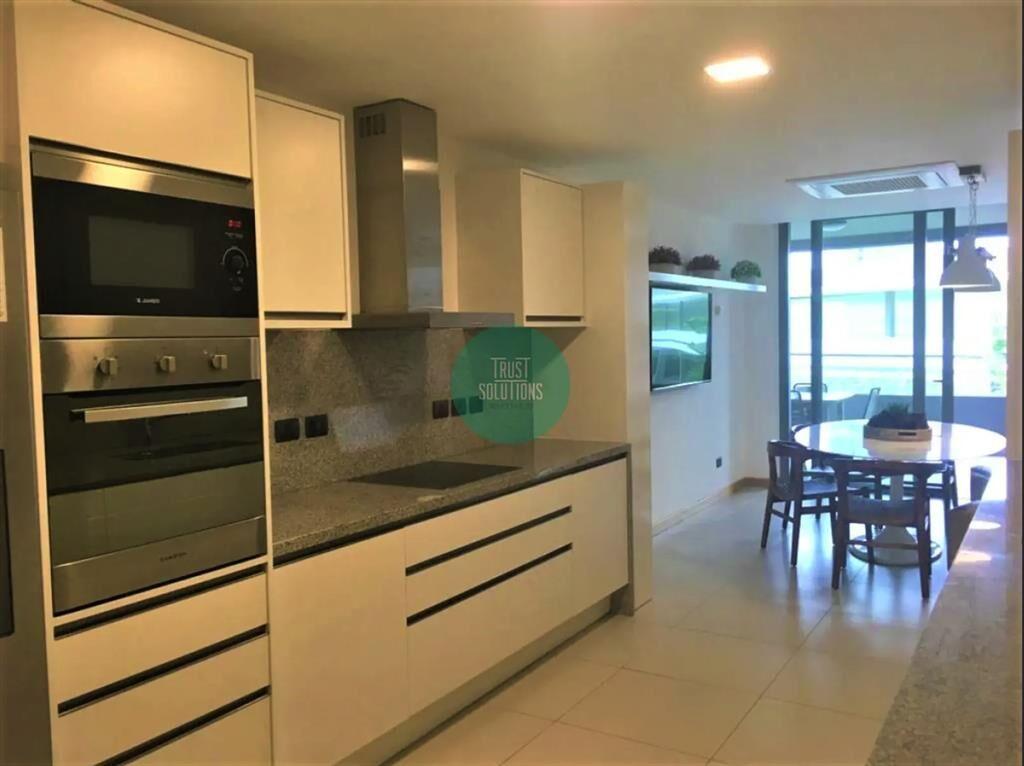 Apartamento moderno con balcón y bañera de hidromasaje