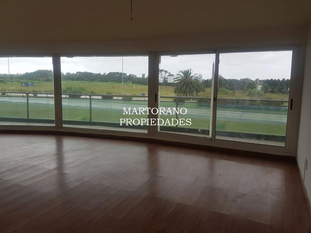 VENTA Av. de las Americas. Amplia terraza al frente 3 dorm
