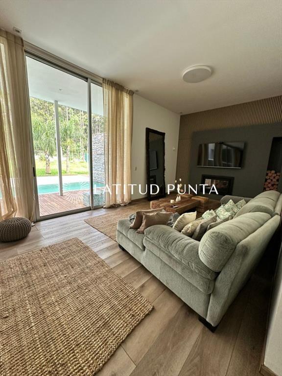 Casa en alquiler en Parque Burnett