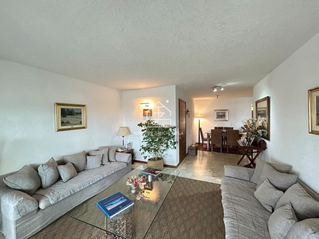 Alquiler apartamento tres dormitorios Punta del este Playa