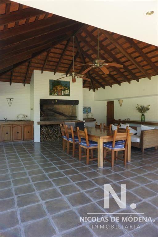 Venta de gran residencia a pasos de la playa Brava en RincÃ