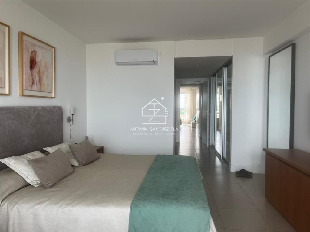 Apartamento de dos dormitorios en venta en Playa Brava con
