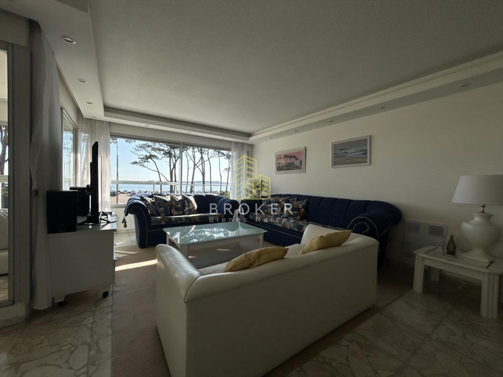 Venta de apartamento primera linea en playa Punta