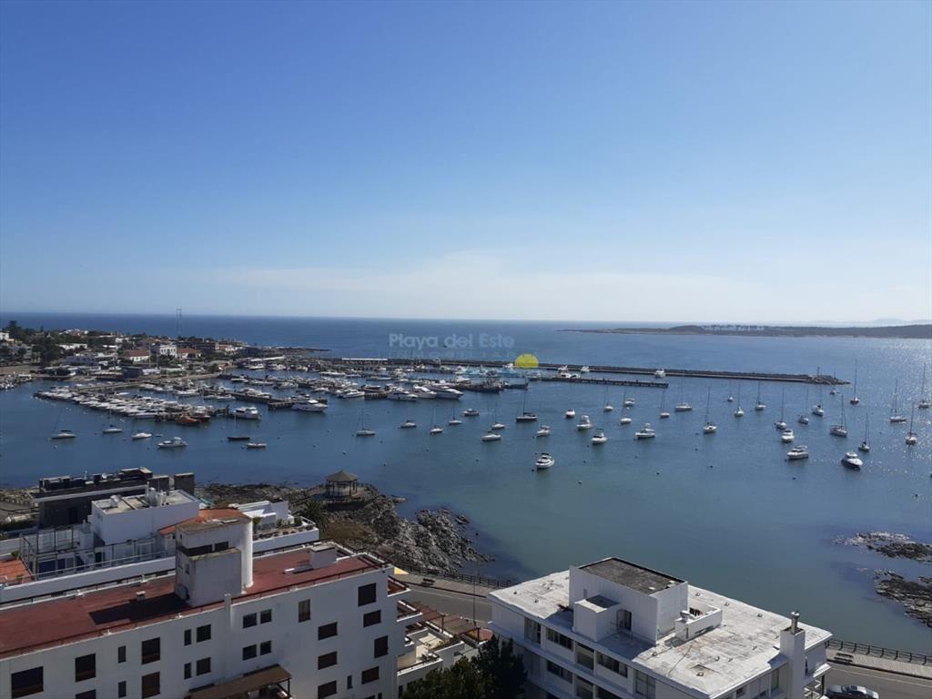 Apartamento de 3 dormitorios en Venta en Punta ,