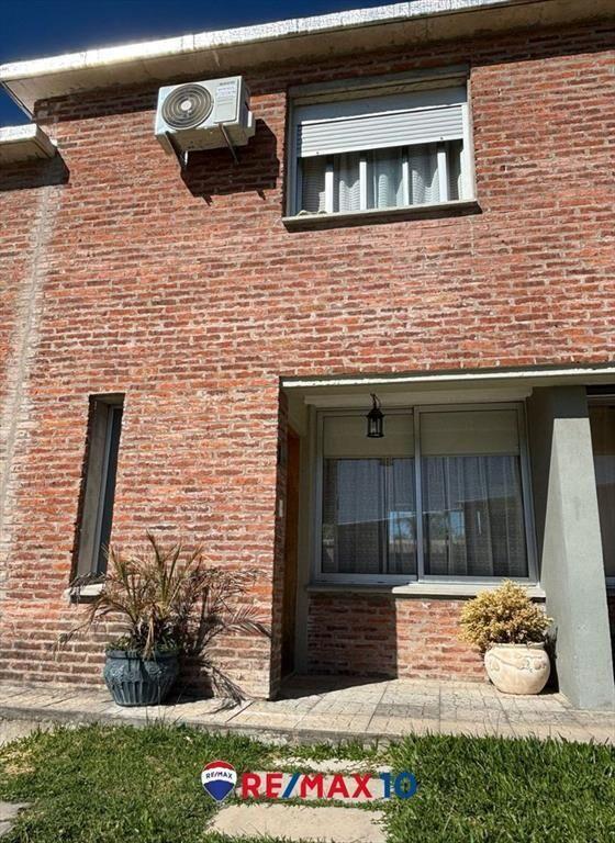 Vivienda de dos dormitorios en entorno verde.
