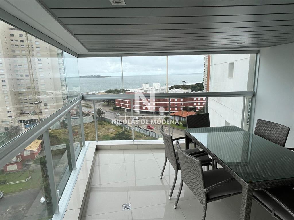 Departamento en venta en torre moderna, a pasos del mar.