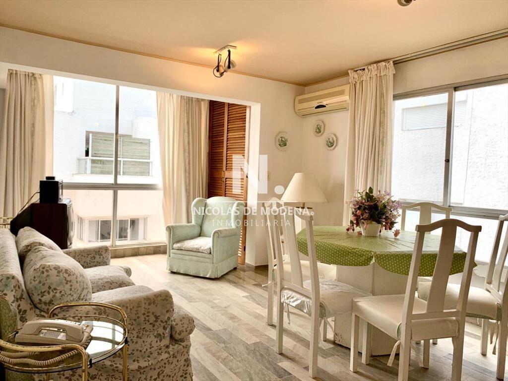 Apartamento de tres dormitorios En Venta. Península, a met