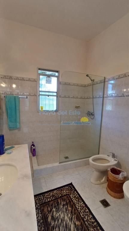 Vende Casa en Zona comercial en Lugano - Punta del Este