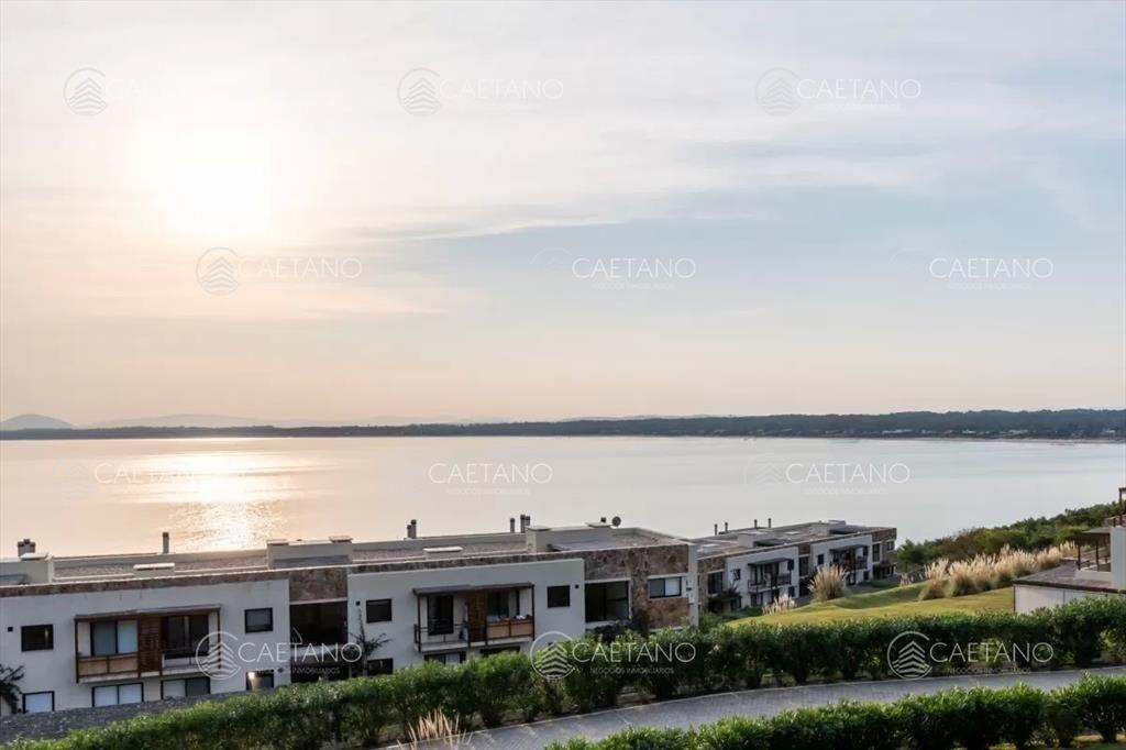 Venta apartamento 3 dormitorios más dependencia