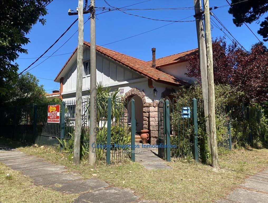 Venta de Majestuosa Casa en Atlantida - 5 dorm.- 3 baños