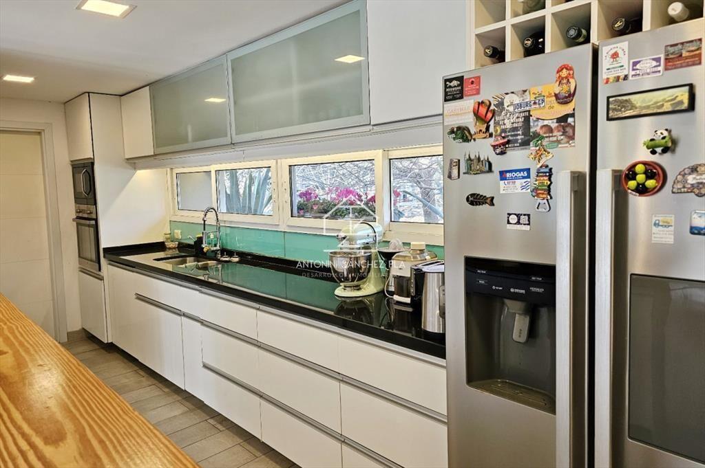 Casa de 5 dormitorios con piscina climatizada y