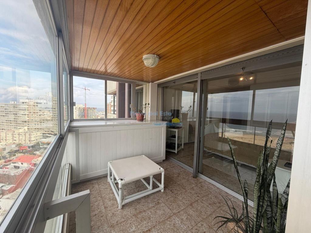 Apartamento de 3 dormitorios y servicio en Venta