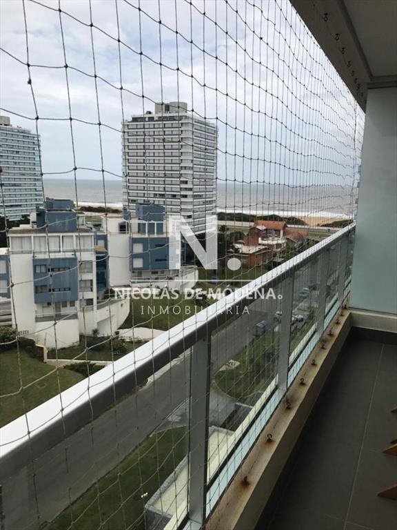 Vende apartamento de 2 dormitorios en Punta del