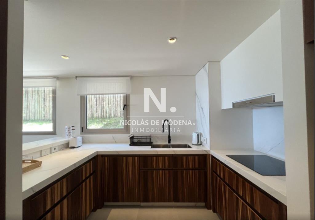 En venta apartamento en Manantiales de 3 dormitorios, con v