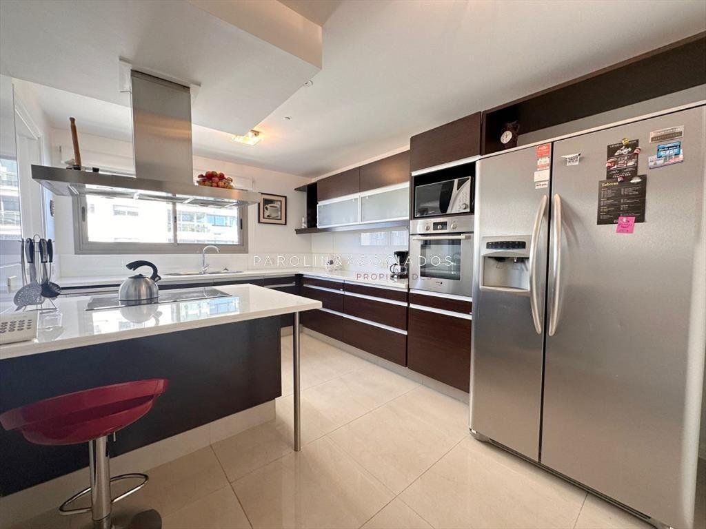 Apartamento de 3 dormitorios mas dependencia de