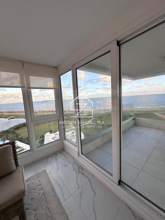 Poseidon esquinero de 3 Dormitorios en suite mas dependenci
