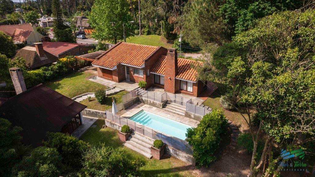 Casa en venta 4 dormitorios con piscina Pinares,