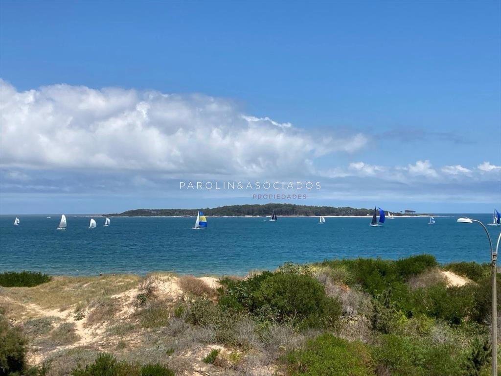 Apartamento En Venta Frente Al Mar, Punta Del Este.