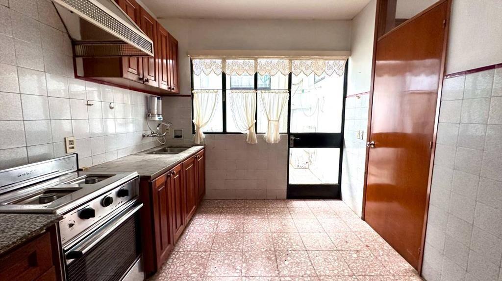 Casa de 3 dormitorios con garaje, patio y fondo.