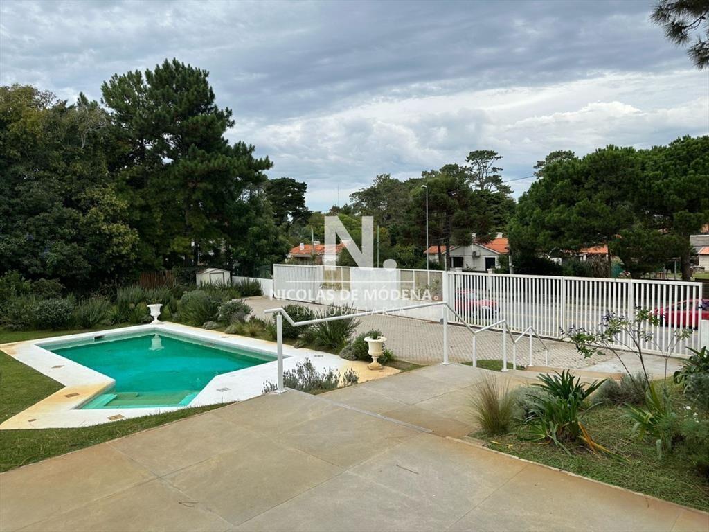Casa ideal para clinica privada, zona comercial, Punta del