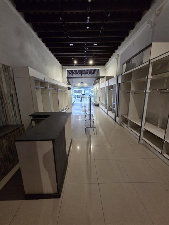 18 de julio y Vazquez, 170 m2 de planta, 4,5 mts de frente