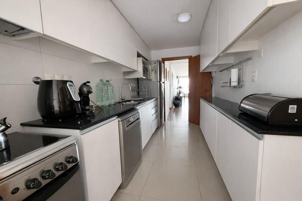 Venta apartamento 4 dormitorios 3 baños y 2 garajes frent...