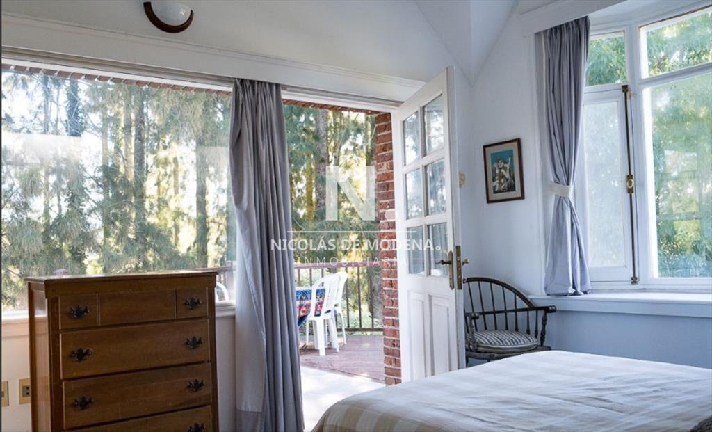 Vende casa de 4 dormitorios a cuadras del mar,
