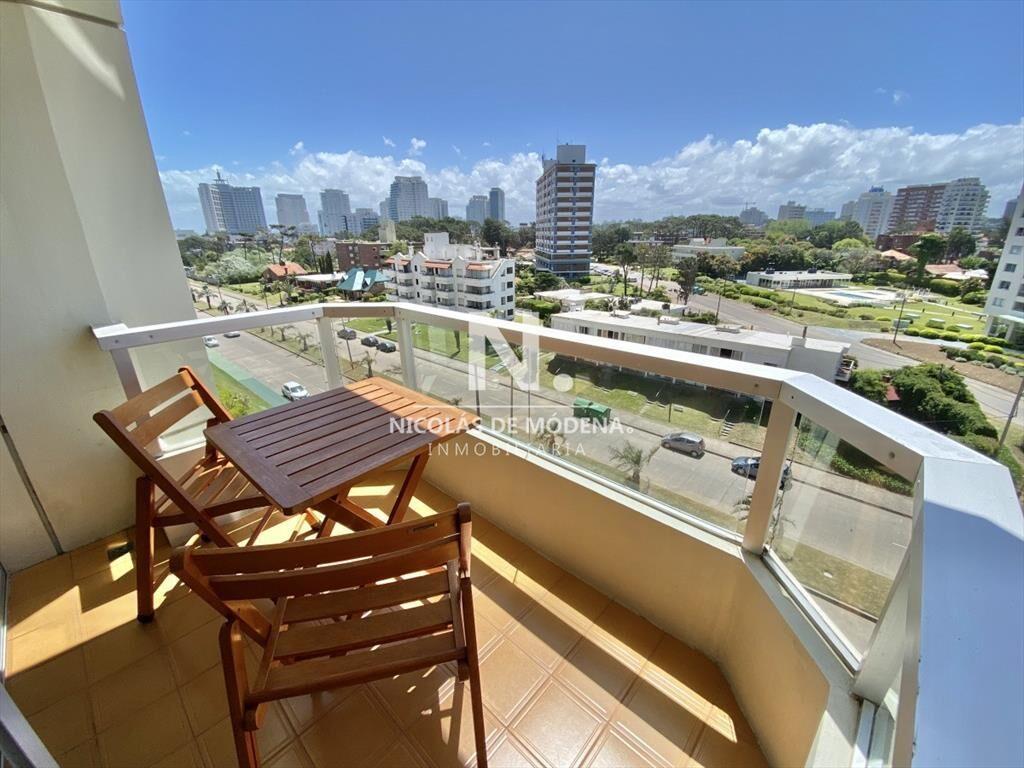 Vende impecable apartamento de 2 dormitorios en Brava - Pun