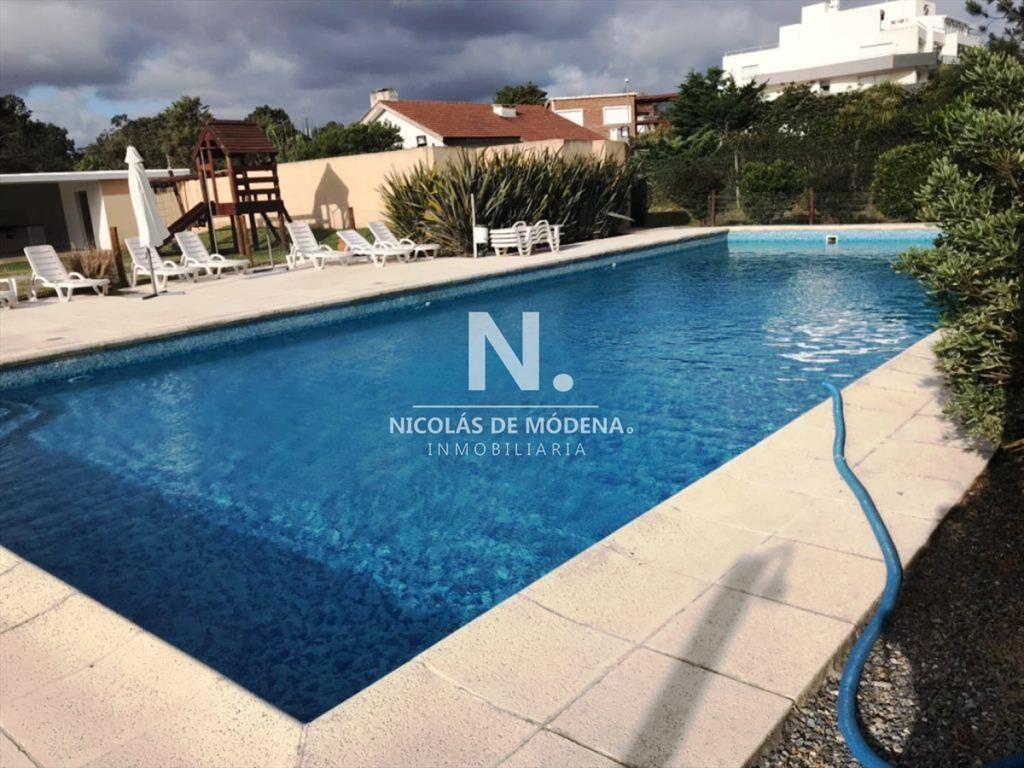 Apartamento en Primera linea, Playa mansa, 2 dormitorios *