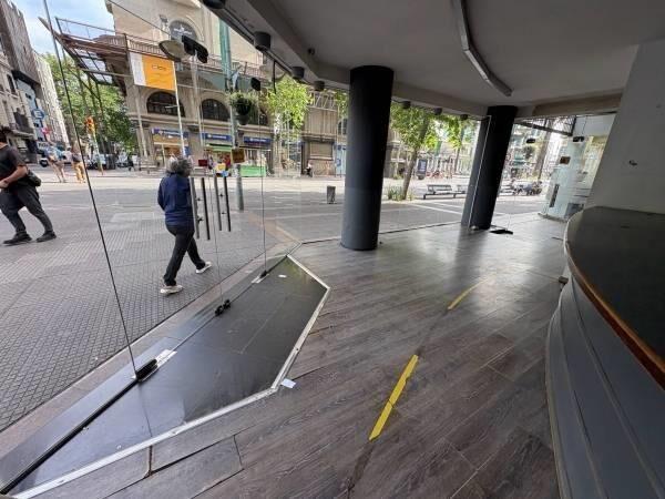 Venta de Galería con locales comerciales, oficinas y 20 gara