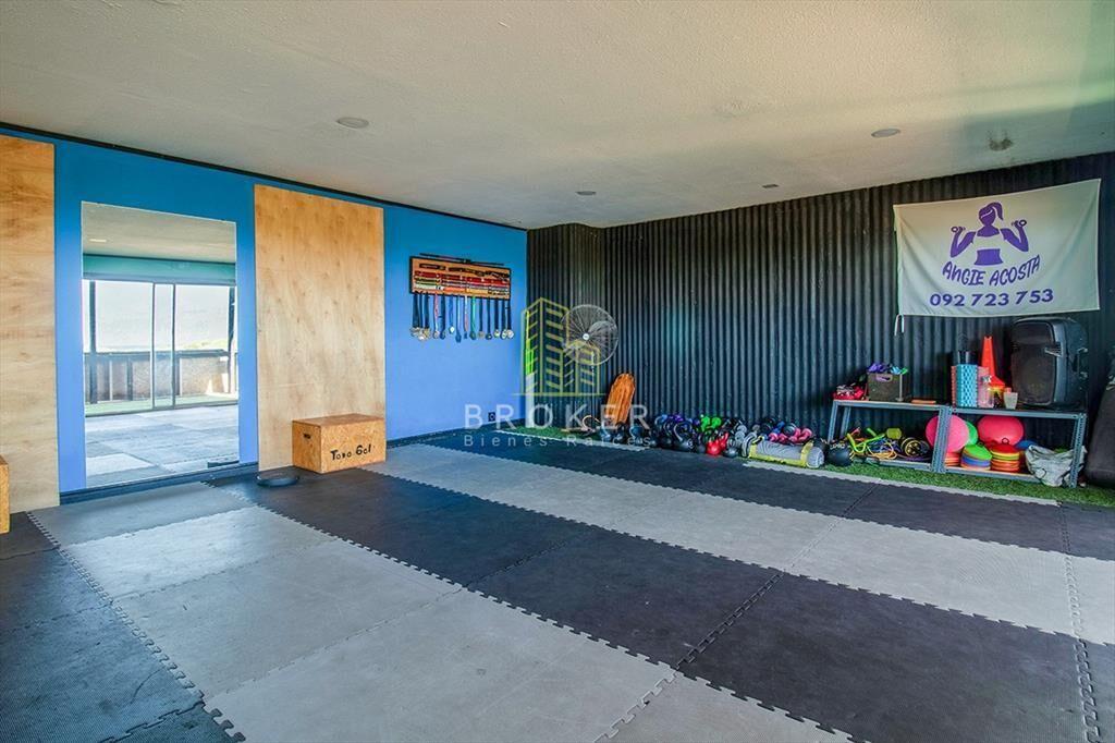 Venta de local comercial y cancha de futbol 5
