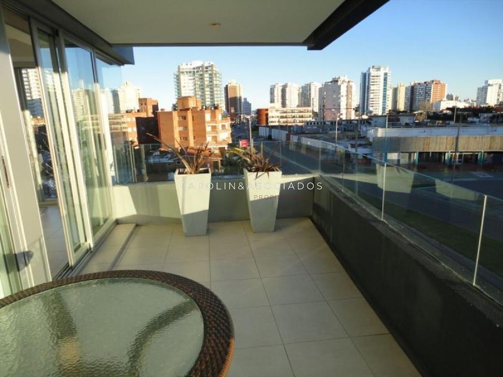 Apartamento en venta de 3 dormitorios en zona del