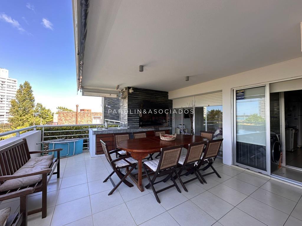 Apartamento en venta de 3 dormitorios con propio