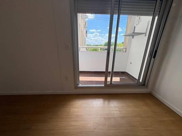 Alquiler - Apartamento con tres dormitorios y terraza en La